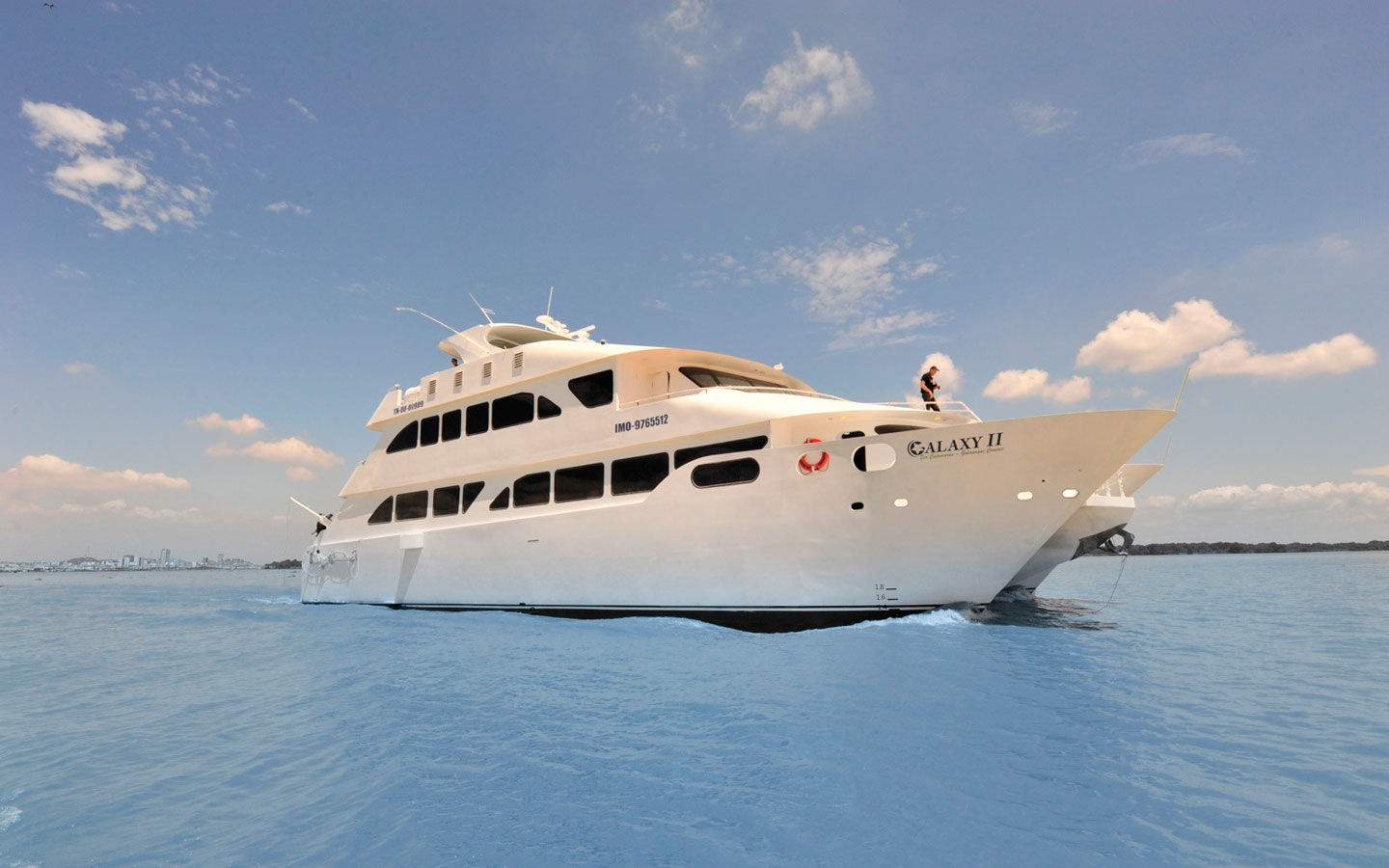 1-galaxycatamaran-exterior2