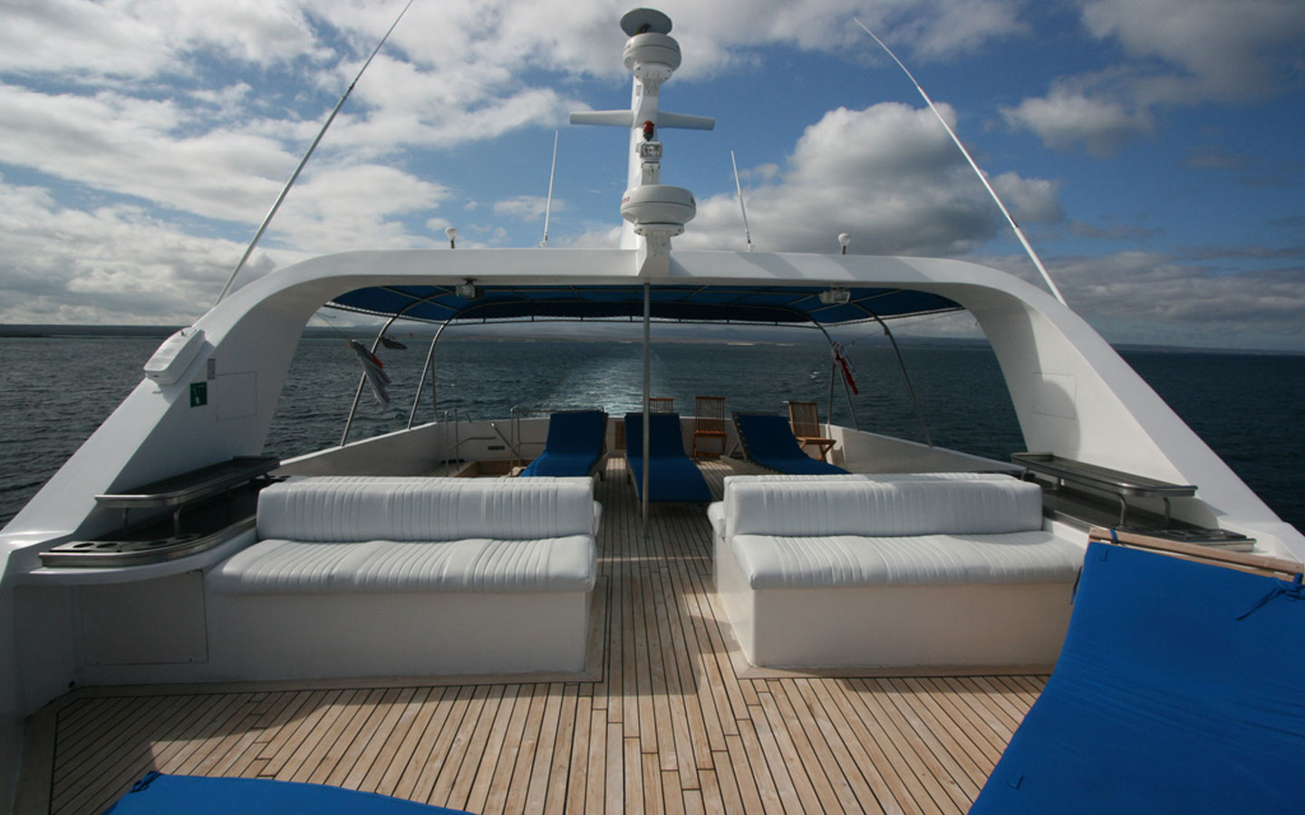 10-TipTop-IV-sundeck