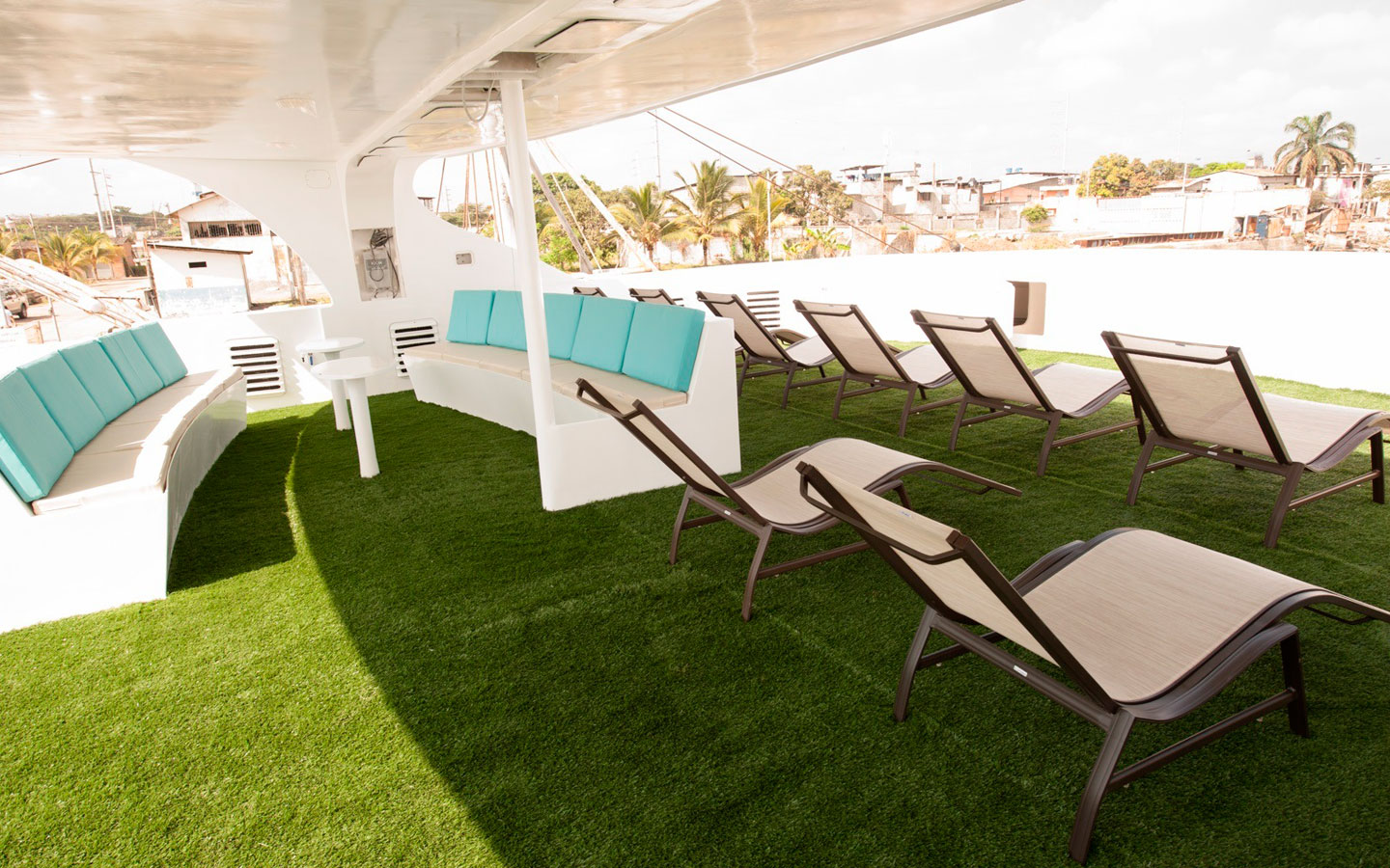 10-galaxycatamaran-bar