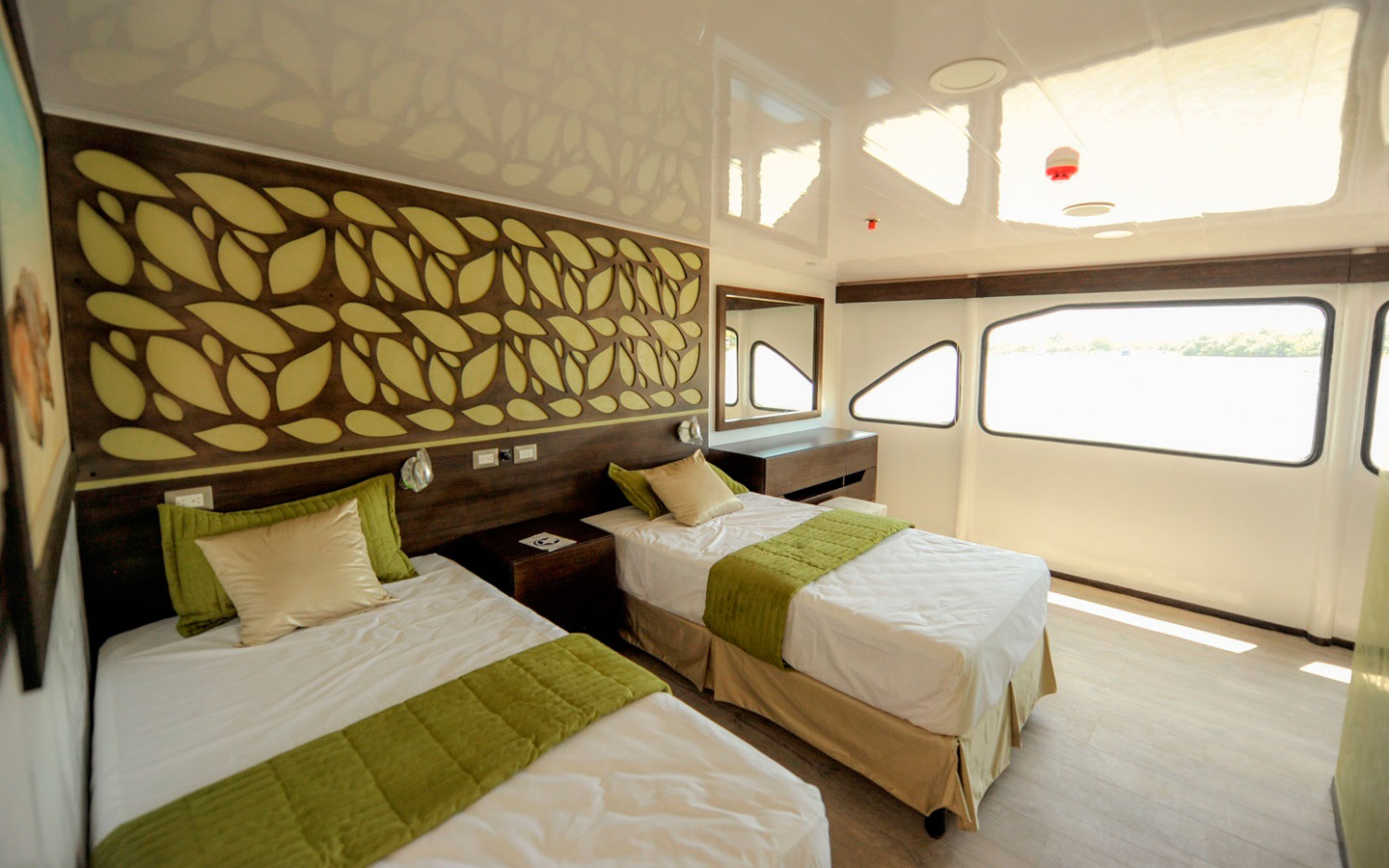 2-galaxycatamaran-twin