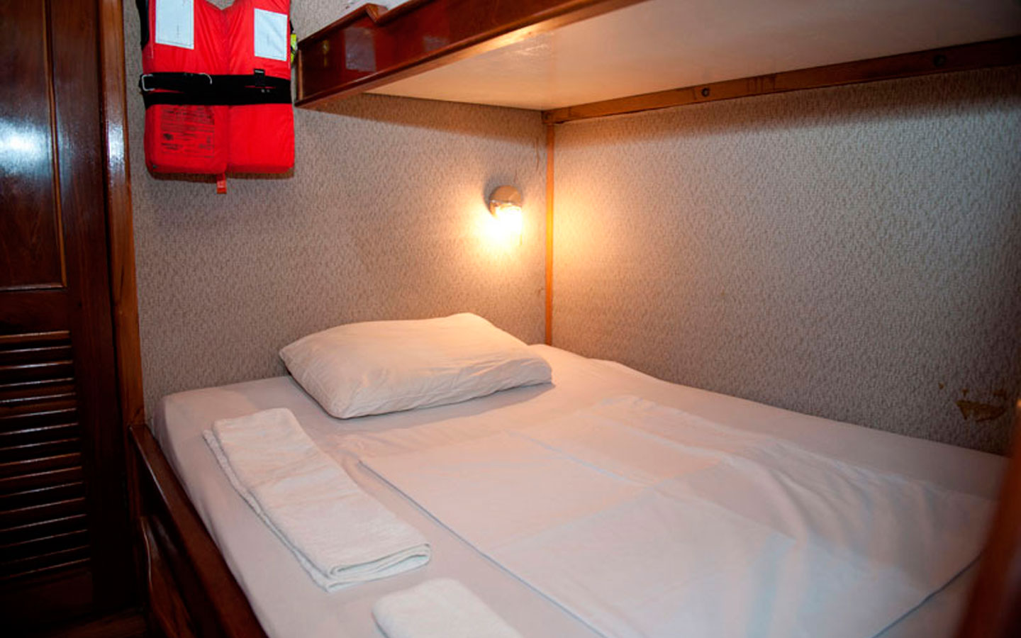 2-golondrina-yacht-galapagos-cruises-on-line