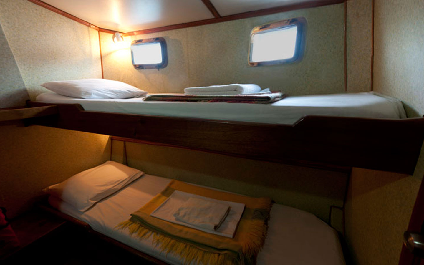 3-golondrina-yacht-galapagos-cruises-on-line