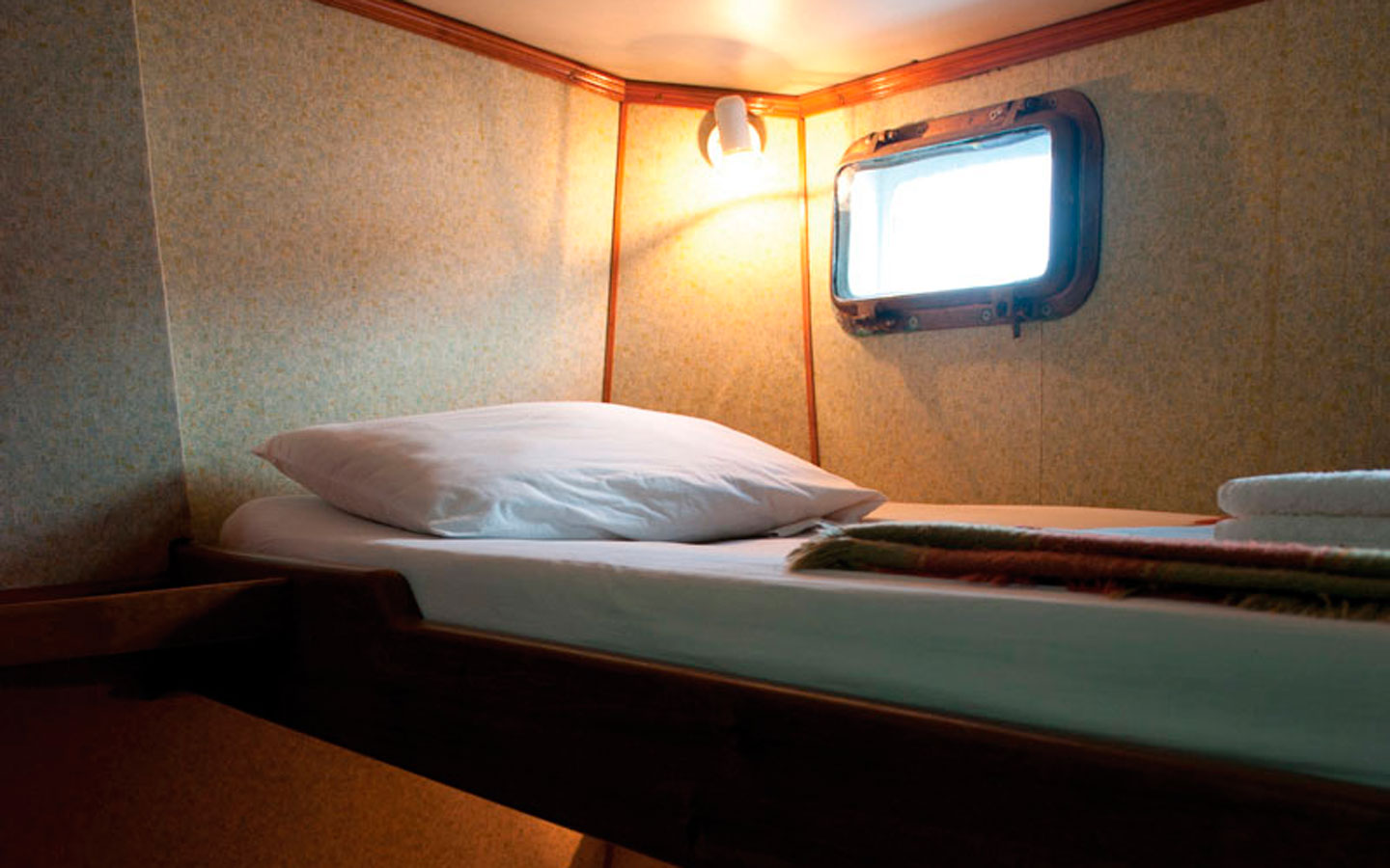 6-golondrina-yacht-galapagos-cruises-on-line