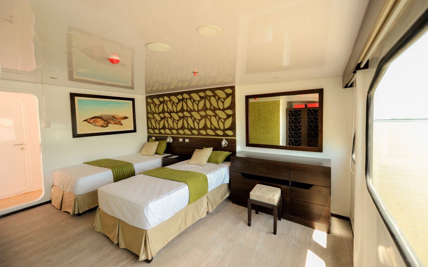 8-galaxycatamaran-sala