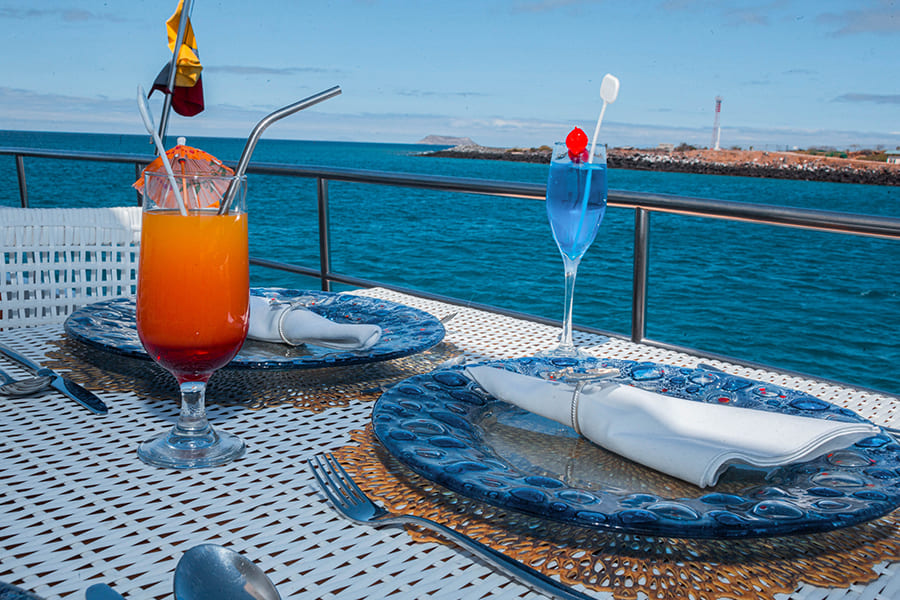 food1-alya-catamaran