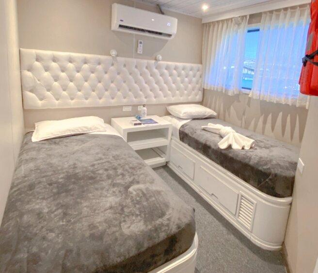 koln-galapagos-yacht-exterior-cabin