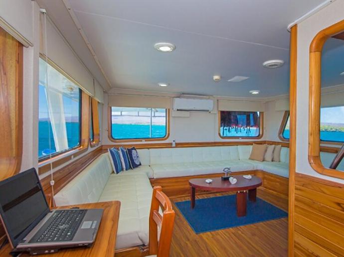 koln-galapagos-yacht-exterior-sala